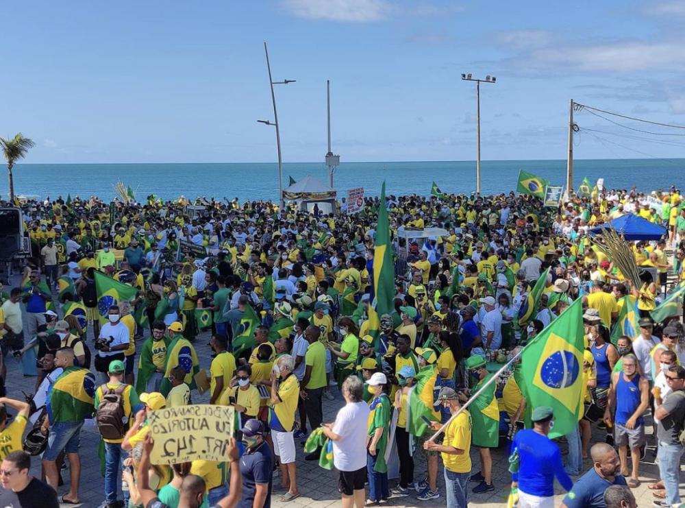 Povo lota Farol da Barra em forte apoio à Bolsonaro; confira 