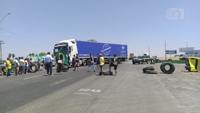 Caminhoneiros realizam manifestações na BR-242 na Bahia