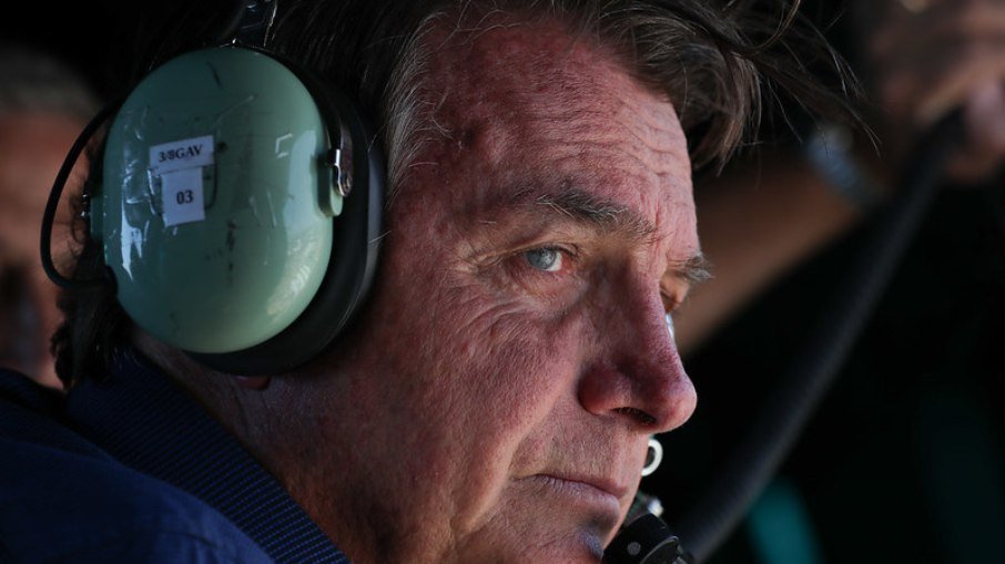 Bolsonaro diz que bloqueios atrapalham economia e pede que caminhoneiros liberem rodovias