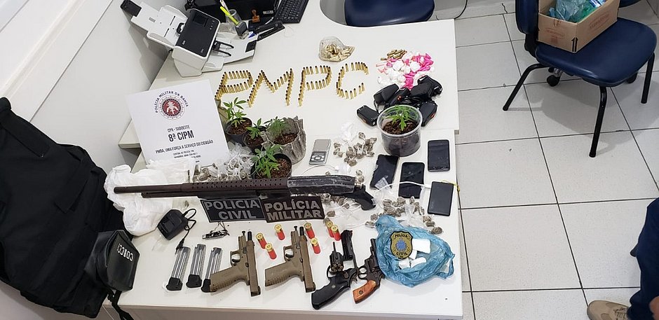 Mulher ligada a traficantes é presa com cinco armas de fogo