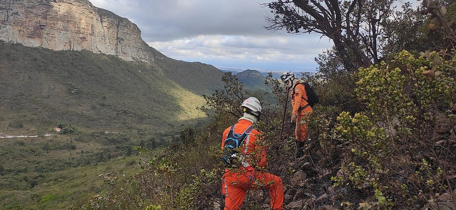 Bombeiros controlam incêndio que se aproximava do Morro do Pai Inácio