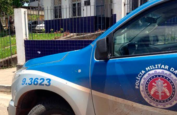 Carro é tomado de assalto em Amado Bahia 