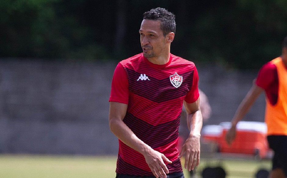 Vitória é condenado a pagar R$ 370 mil a meia Marcelinho