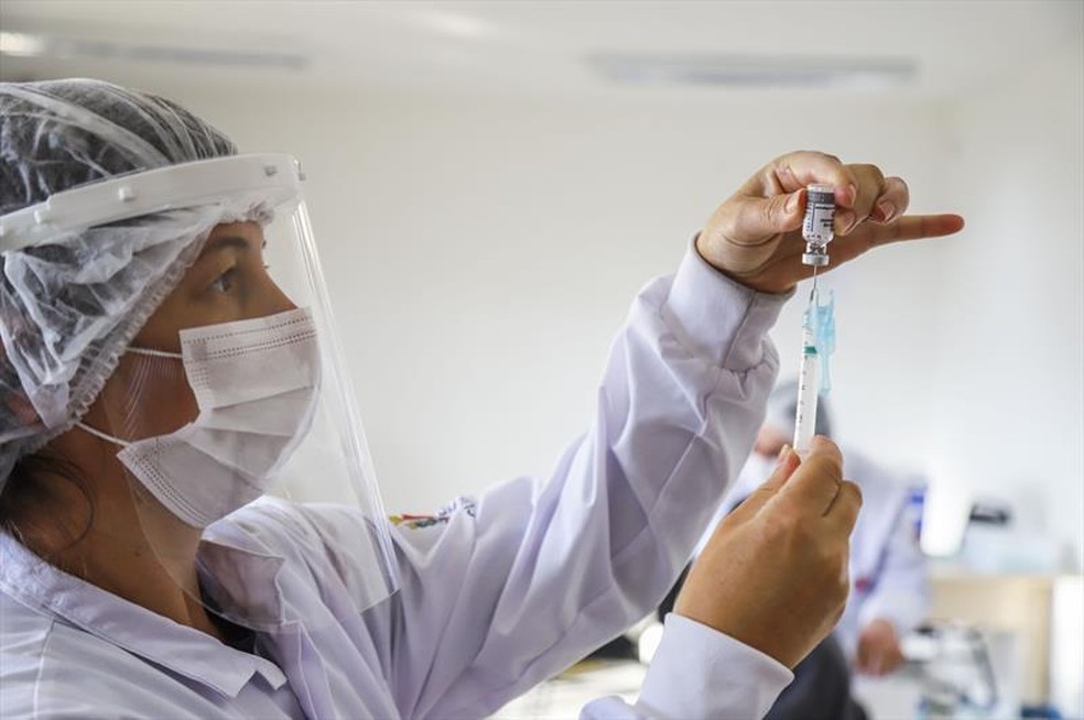 Brasil registra menor taxa de transmissão da Covid-19 em 2021, aponta universidade