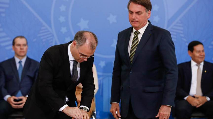 Diante de resistência a Mendonça, Bolsonaro recebe sugestões para o STF