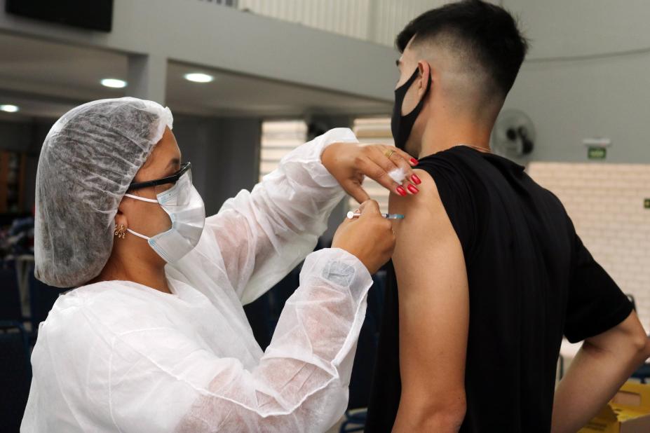Dias d'Ávila retoma vacinação de adolescentes contra Covid-19