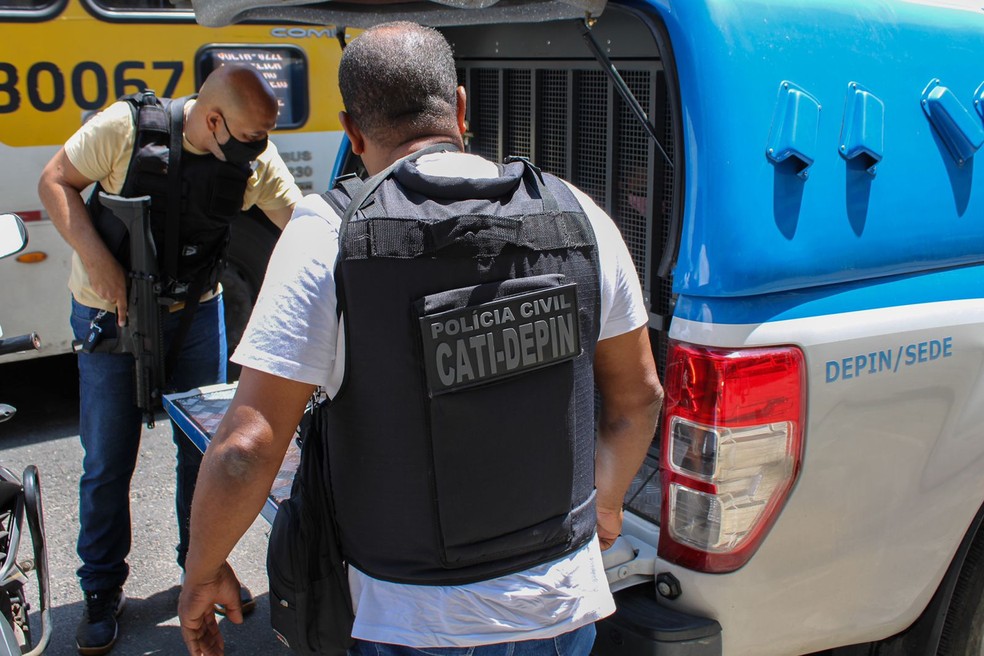 Homem é preso após agredir e golpear ex-companheira com garrafa de vidro; vítima ficou cega