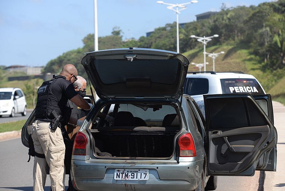 Corpo é encontrado em porta malas de carro abandonado em Valéria