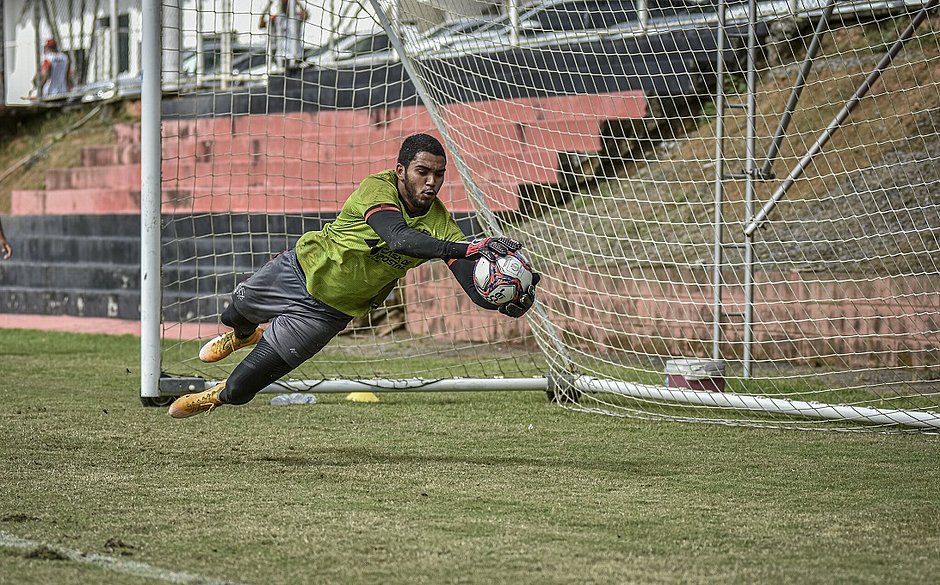 Vitória recebe líder Coritiba em jogo que abre sequência dura na Série B