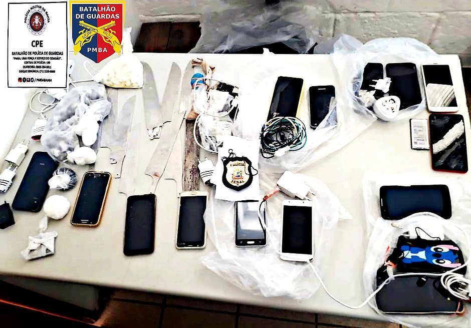 Dez facas e 14 celulares são apreendidos em presídio de Salvador