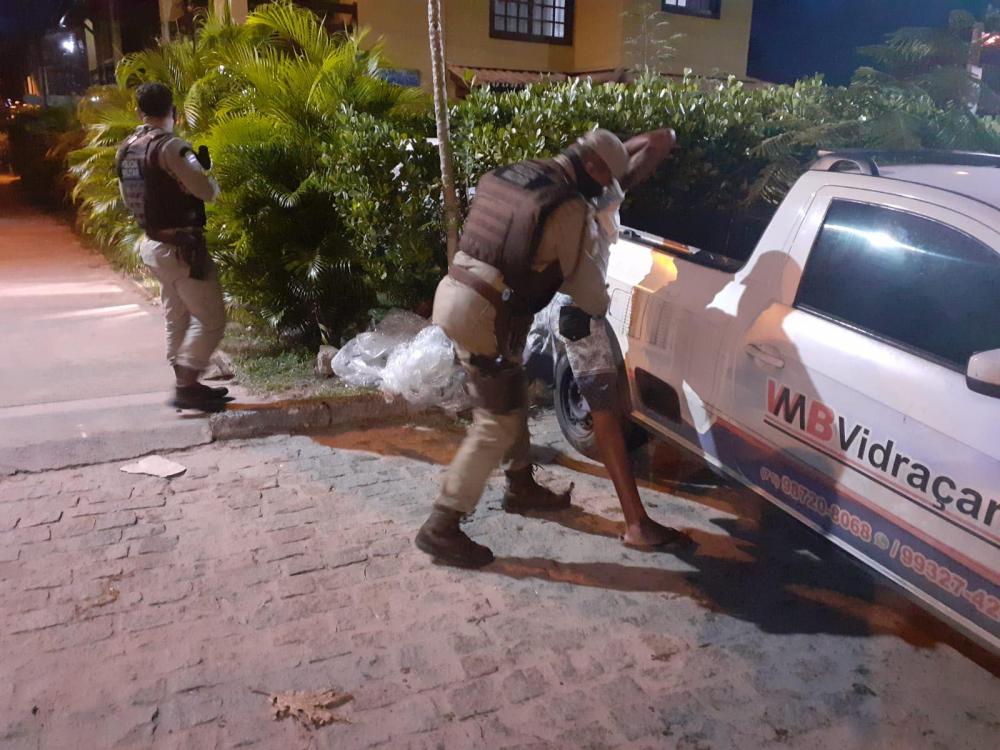 Jovem é preso com droga durante abordagem da PM em Praia do Forte
