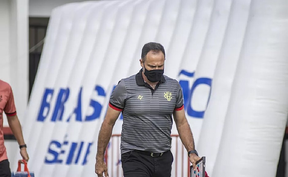 'Não tem terra arrasada', diz Wagner Lopes após Vitória completar 11ª rodada no Z4