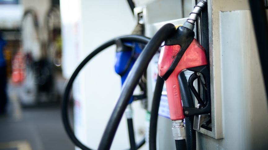 Gasolina sobe pela 8ª semana seguida nos postos e já muda hábito do consumidor