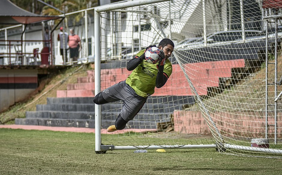 Com mudanças no time, Vitória tenta vencer o Botafogo pela primeira vez na Série B