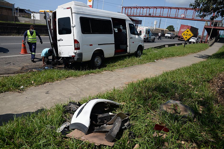 Colisão entre van e ambulância deixa oito feridos na BR-324