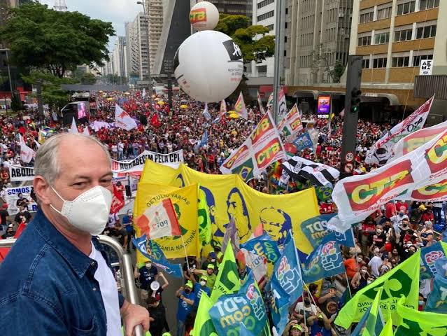 Ciro Gomes é vaiado e rebate: “fascistas de vermelho”