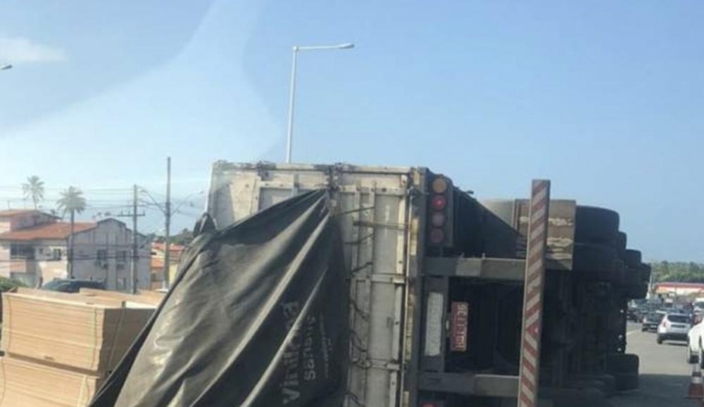 Caminhão com madeiras tomba e deixa o trânsito lento na BA-099