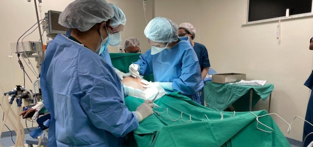Em parto raro na Bahia, mulher dá à luz bebê gerado fora do útero