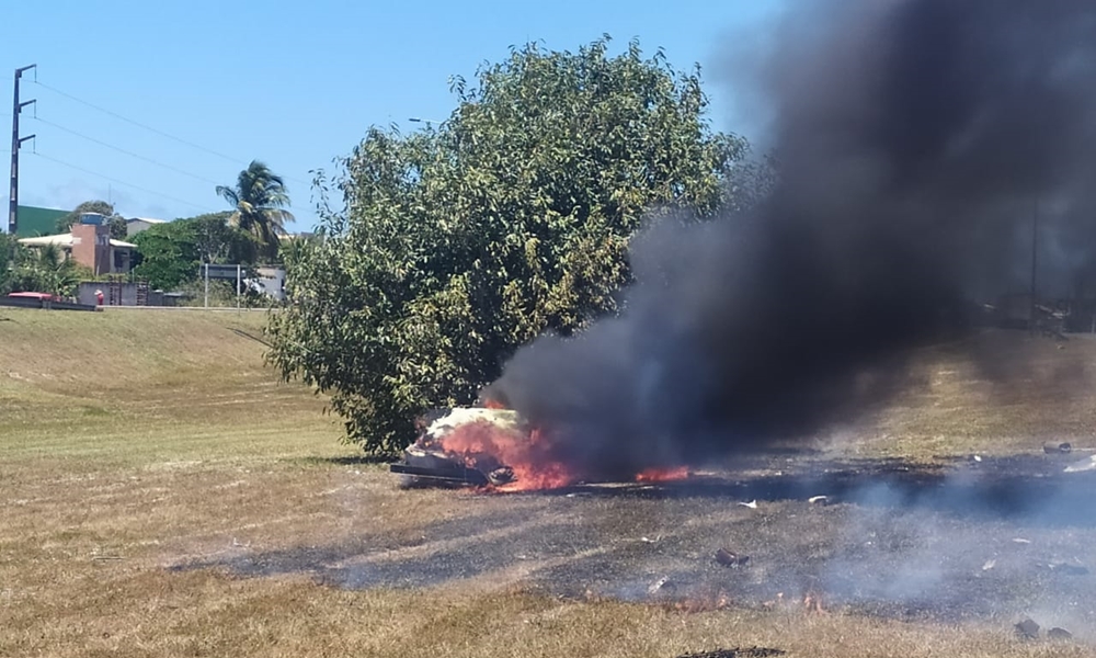 Carro pega fogo após capotar na BA-099; motorista sofre ferimentos leves