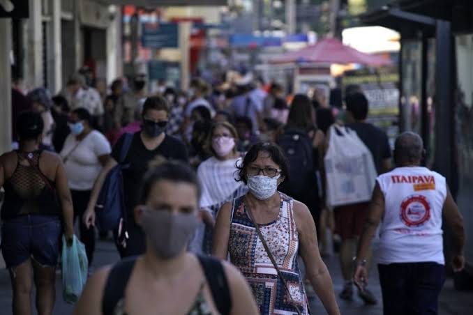 Brasil chega a 600 mil mortes com desafios econômicos e sanitários
