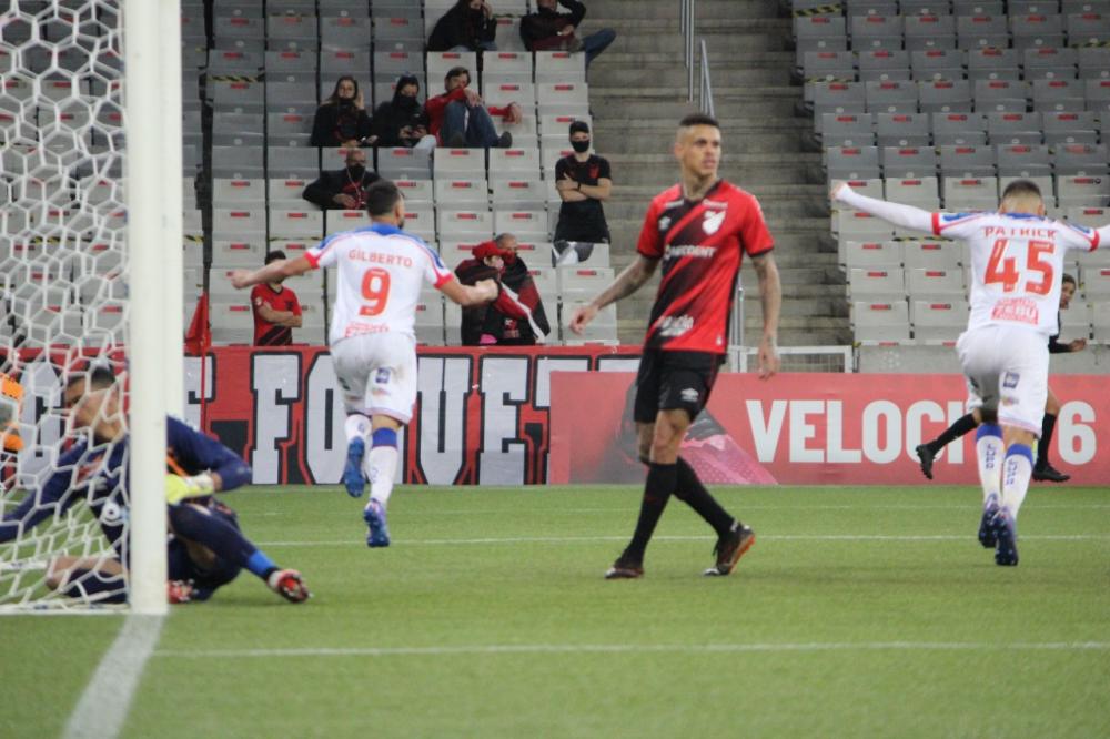Na estreia de Guto Ferreira, Bahia vence o Athletico-PR e deixa a zona de rebaixamento