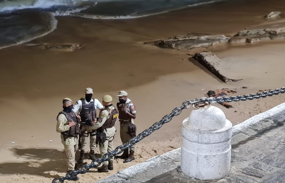 Homem é morto a tiros na praia do Porto da Barra
