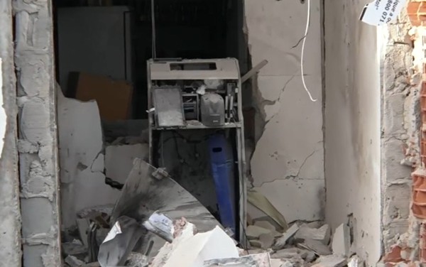 Cofre de posto de combustível é explodido em Simões Filho