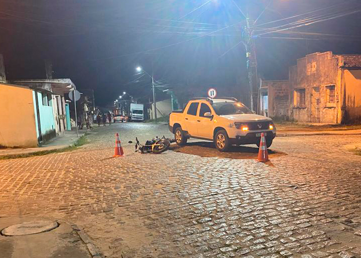 Motociclista fica ferido após colidir com carro no Diamante