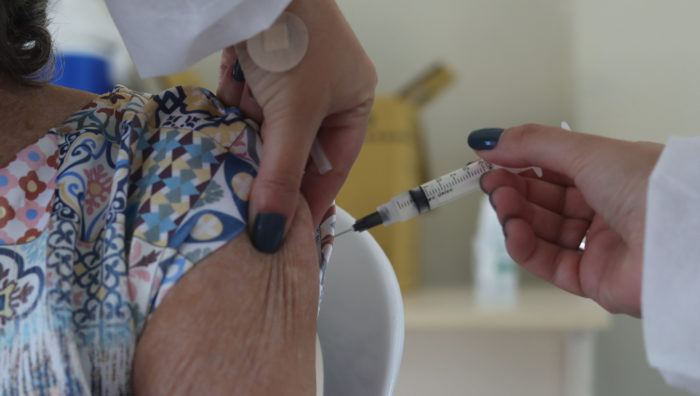 OMS recomenda 3ª dose da Coronavac para pessoas acima de 60 anos 