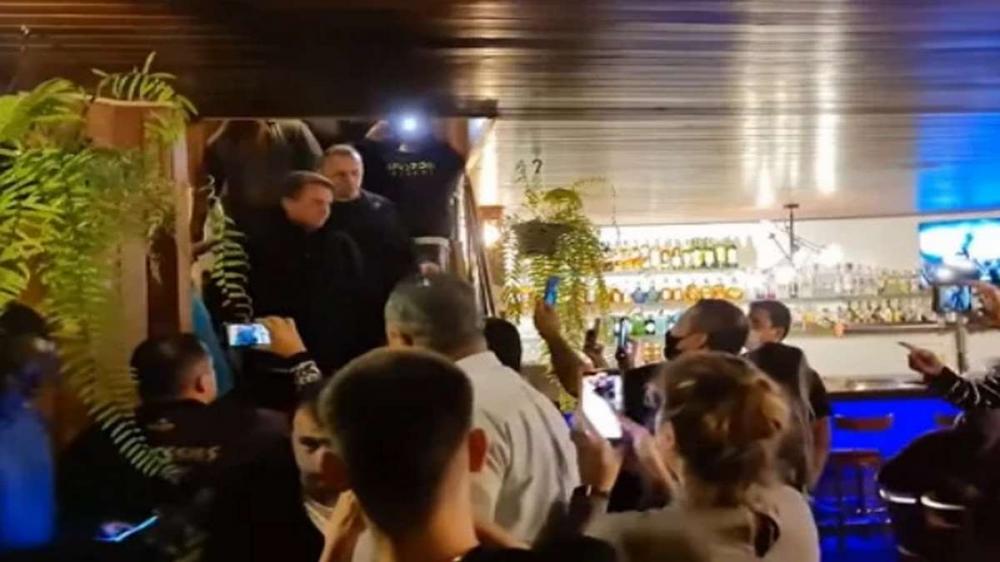 Bolsonaro é ovacionado durante visita à pizzaria em Guarujá