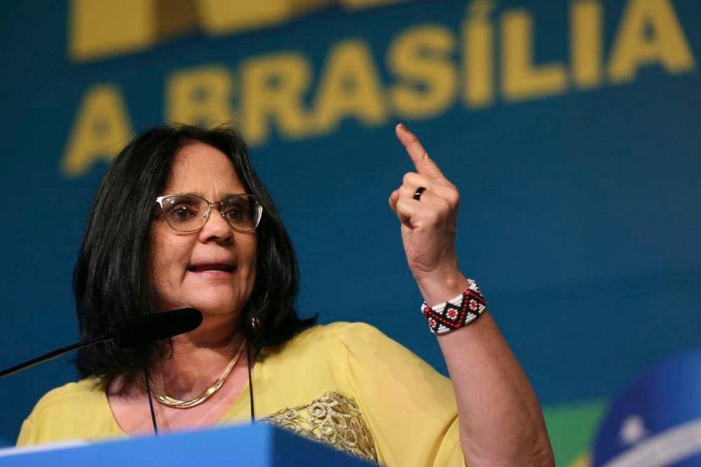 Governo vai anunciar programa de distribuição de absorventes nos próximos dias, diz Damares