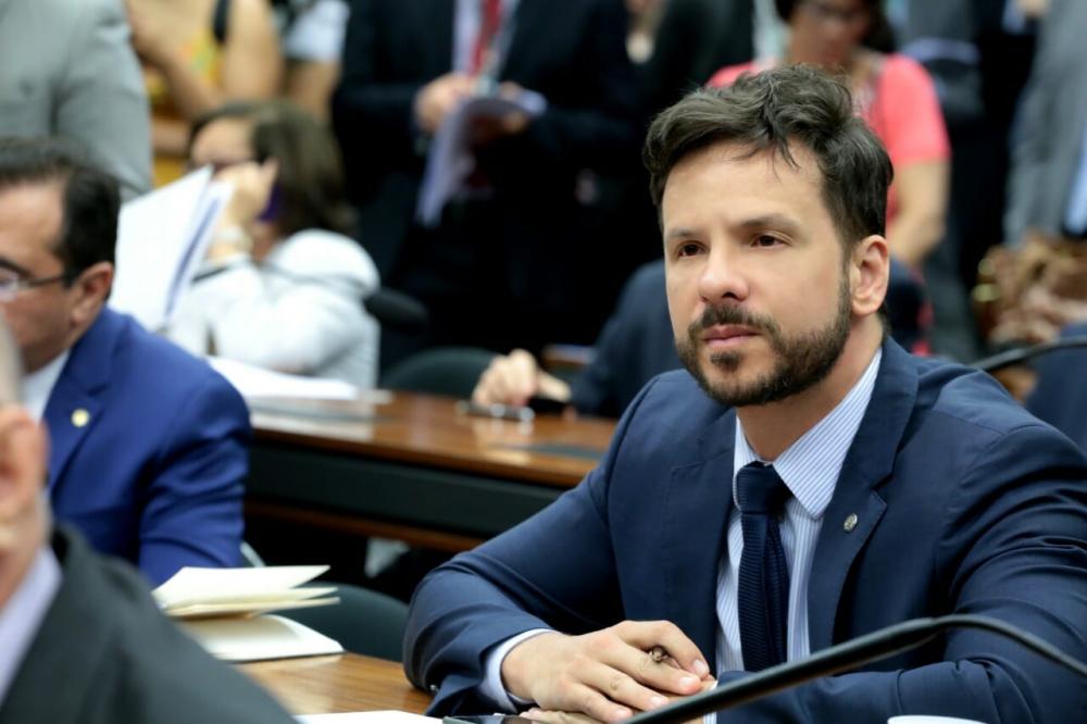 Após revelar ser gay, deputado federal Israel Batista apresenta o namorado: 'você me inspira'