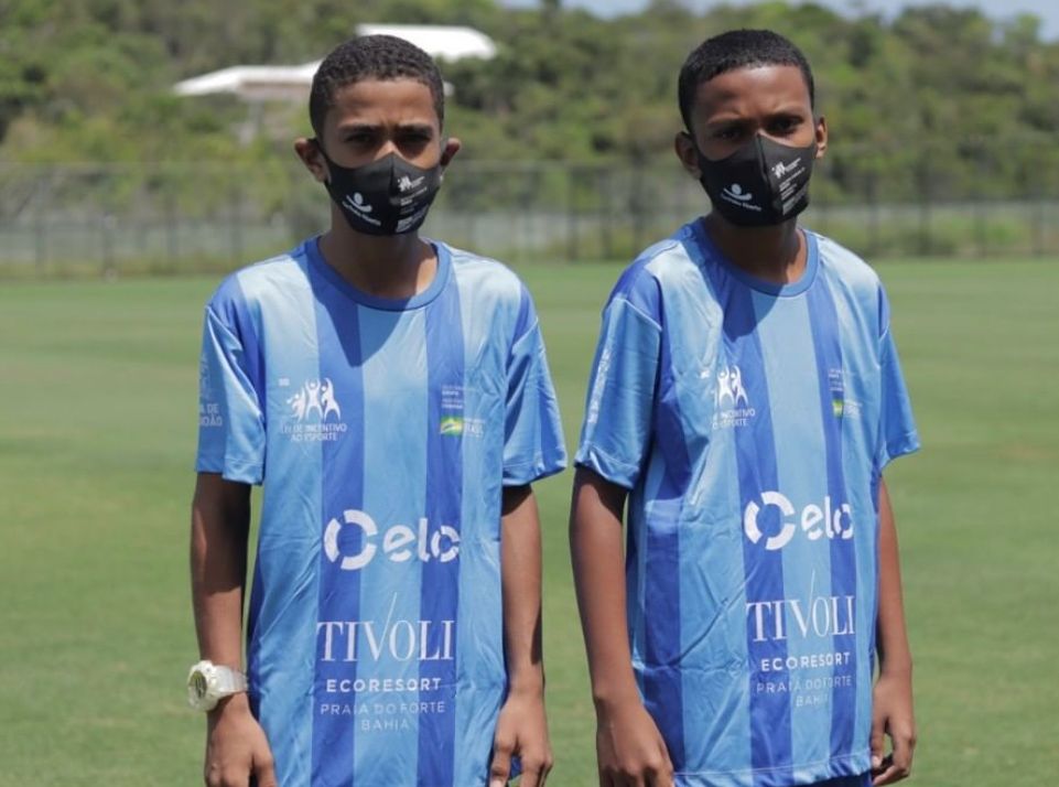 Prefeitura de Mata e ONG entregam uniformes a alunos no CT