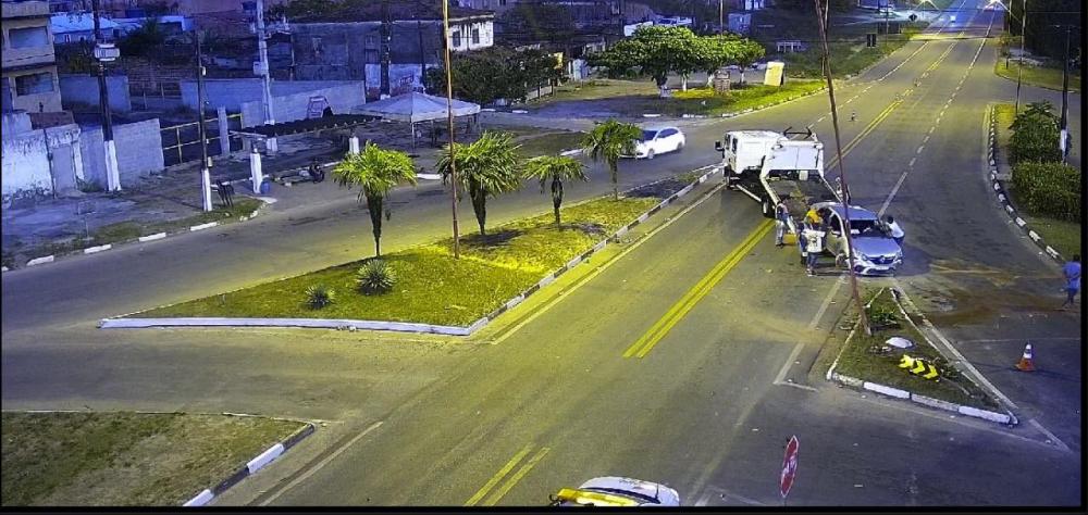 Motorista perde controle e colide com poste de iluminação em Mata de São João