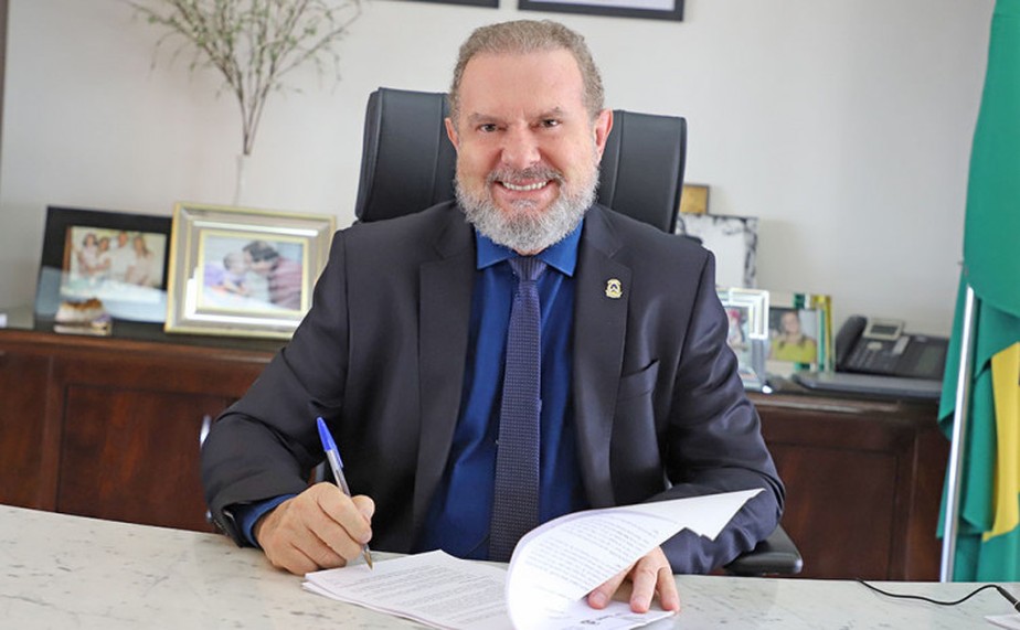 STJ determina afastamento do governador do Tocantins por 6 meses