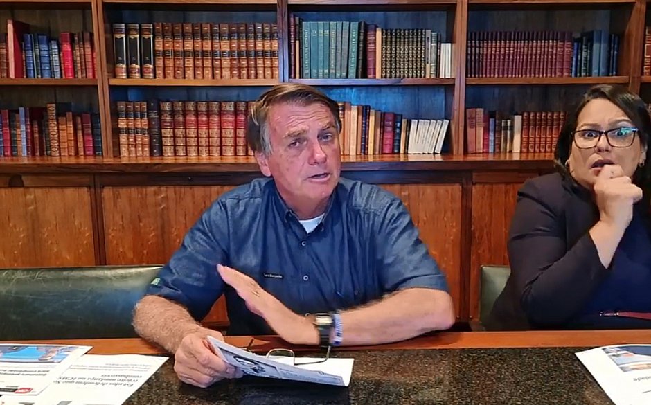 Em live, Bolsonaro confirma benefício de R$ 400 a caminhoneiros