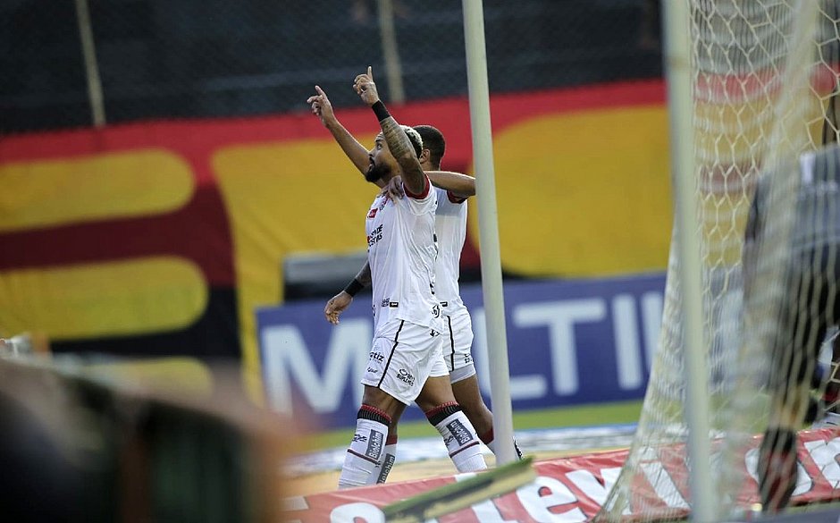 Técnico confirma superstição por uniforme do Vitória: 'tem que manter'