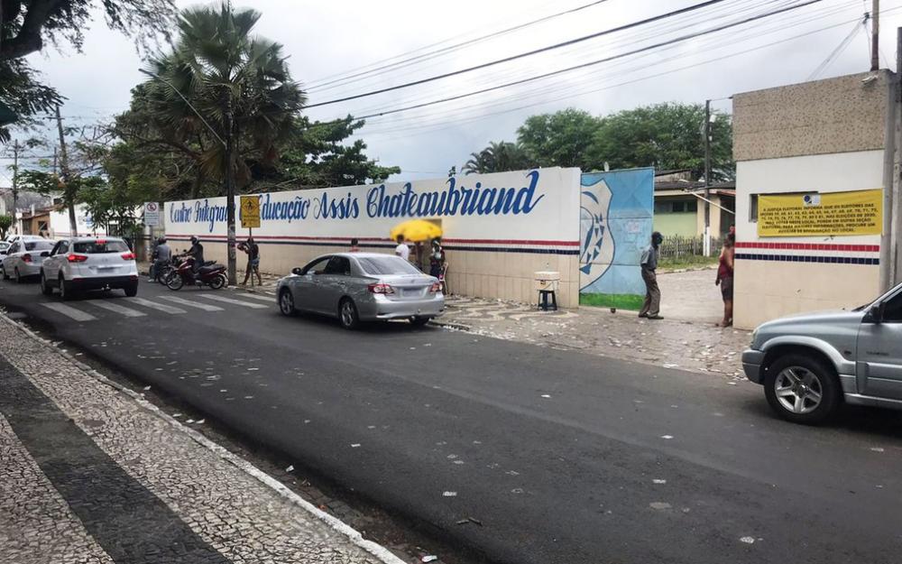 Colégio estadual de Feira suspende aulas após alunos testarem positivo para Covid