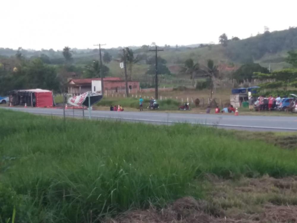 Carreta com carga de cerveja tomba na BA-093