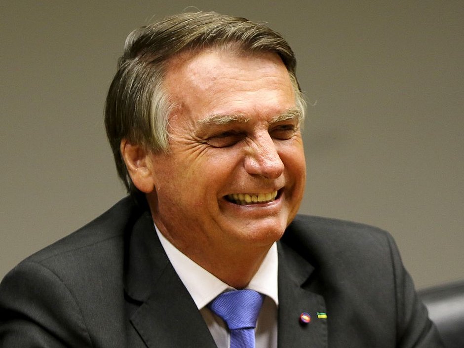 Bolsonaro culpa a imprensa por falsa relação entre vacina e aids