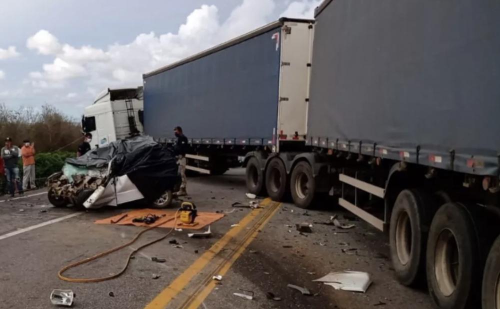 Acidente entre carro e carreta deixa quatro mortos em rodovia no sudoeste da Bahia