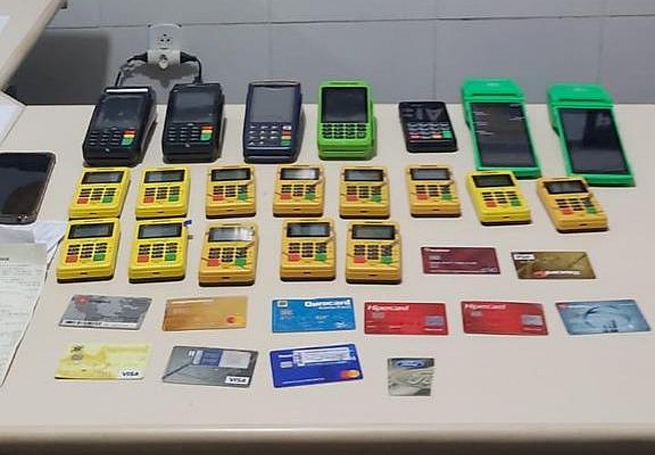 Homem que aplicou mais de R$ 50 mil em golpes é flagrado com 22 máquinas de cartão