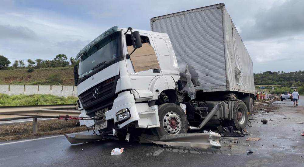Motorista perde controle de carreta e invade pista contrária na Via Parafuso