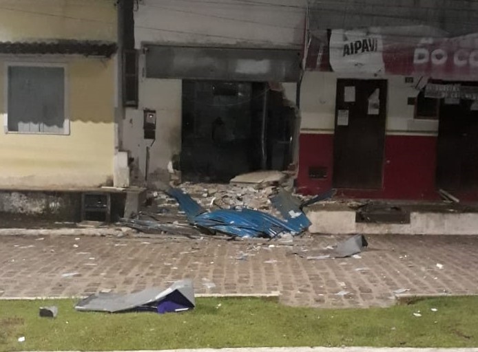 Grupo armado explode porta de casa lotérica em Itanagra