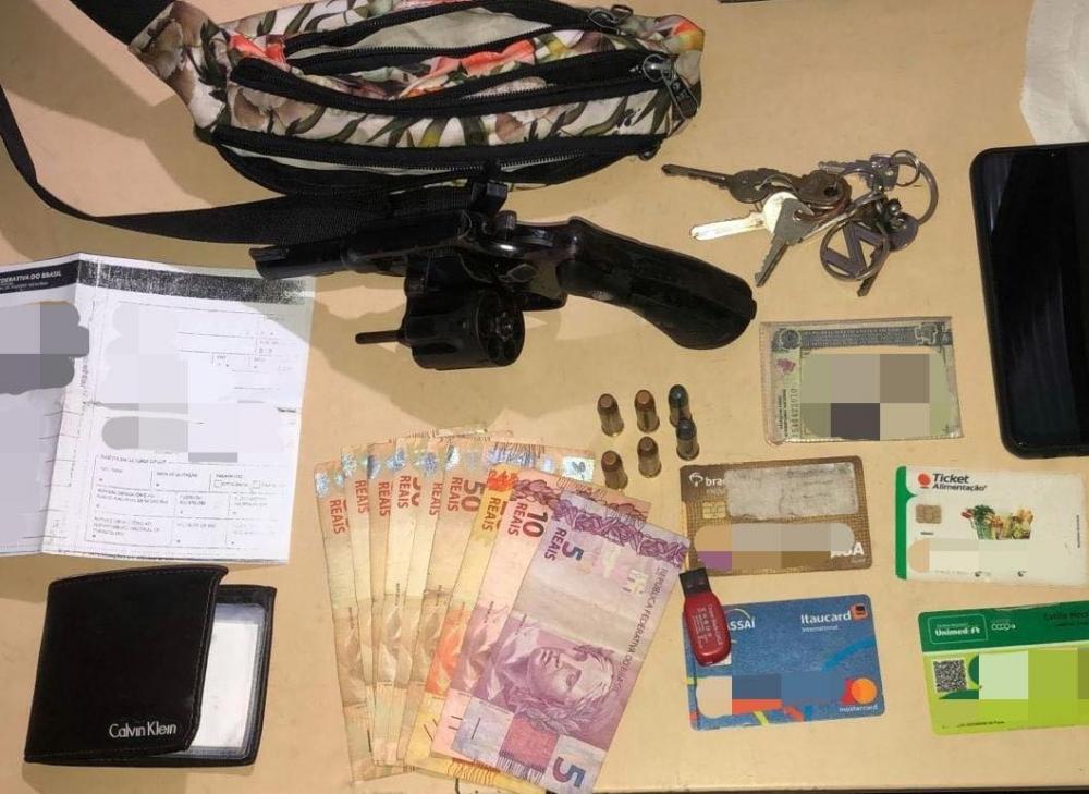 Dono de barbearia é preso por porte ilegal de arma em Dias d’Ávila