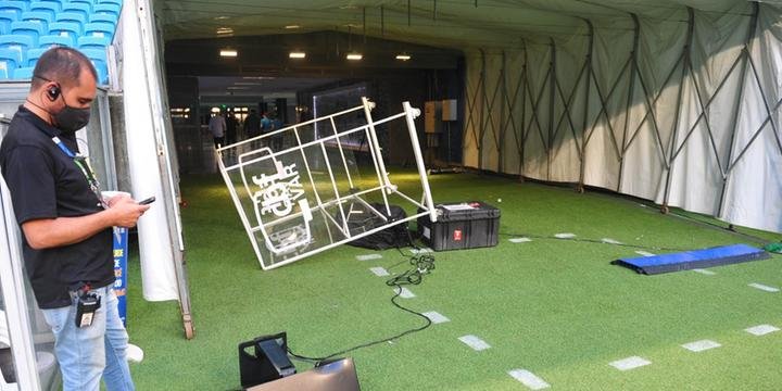 Após a derrota, torcida do Grêmio invade gramado da Arena