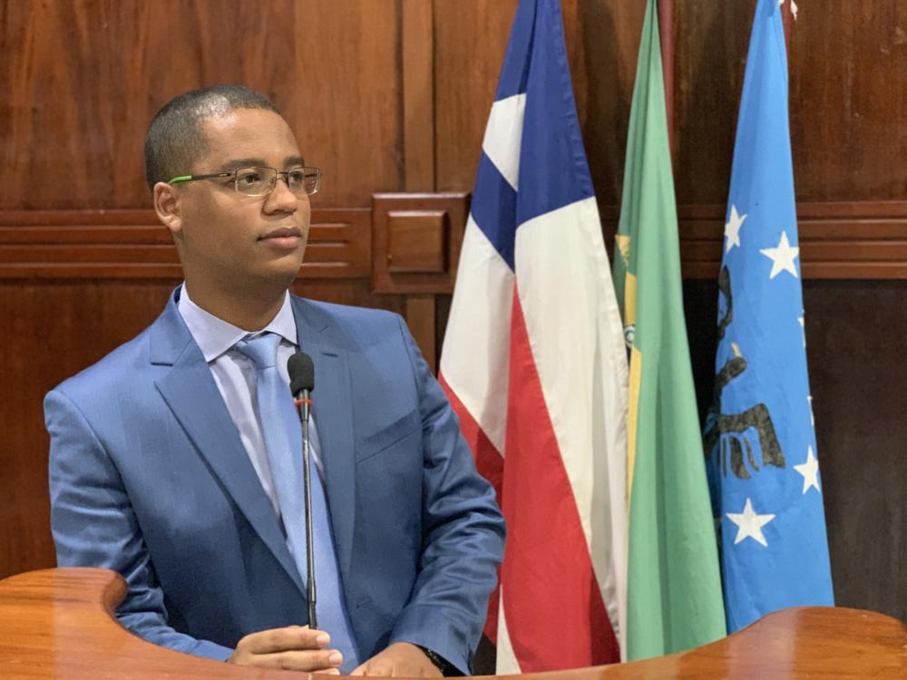Presidente da Câmara comemora publicação de contrato para construção de escola em Dias d'Ávila 