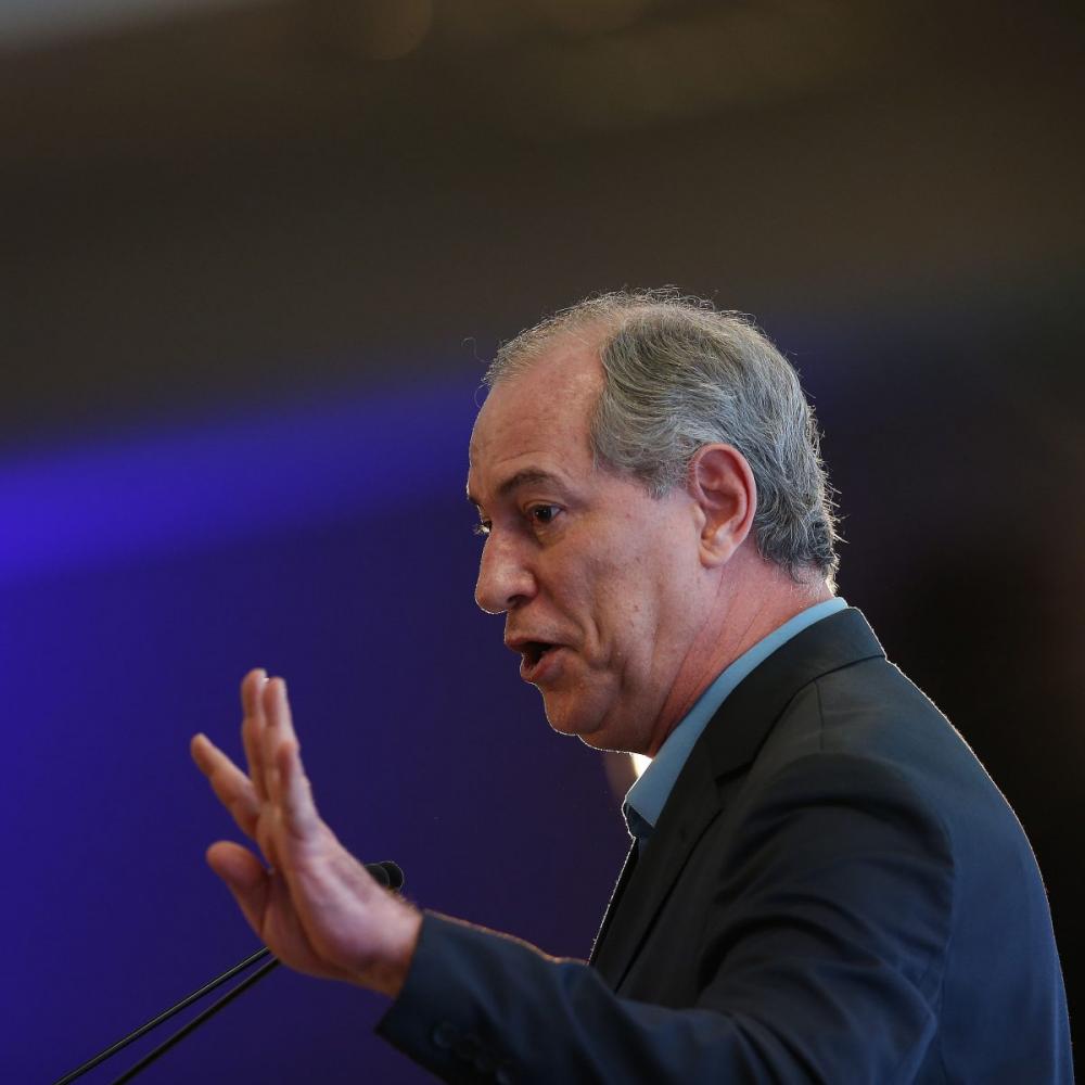 Ciro Gomes anuncia suspensão da pré-candidatura ao Planalto