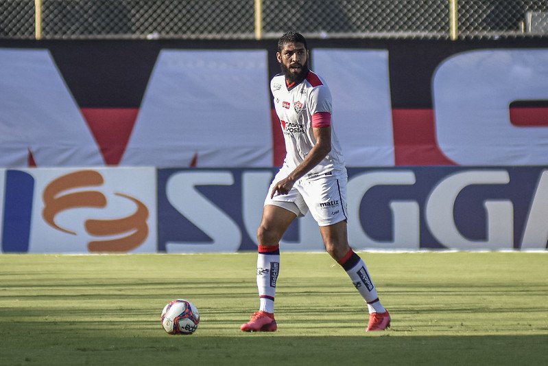 Vitória marca no fim e evita derrota para o Avaí
