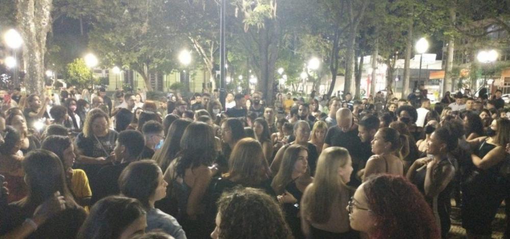 Fãs homenageiam Marília Mendonça em cidade onde ela faria o show